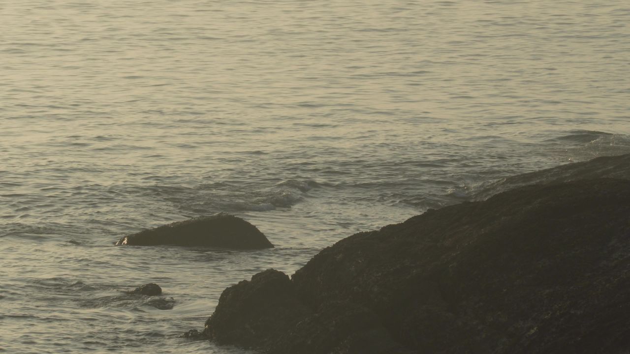 海水拍打礁石