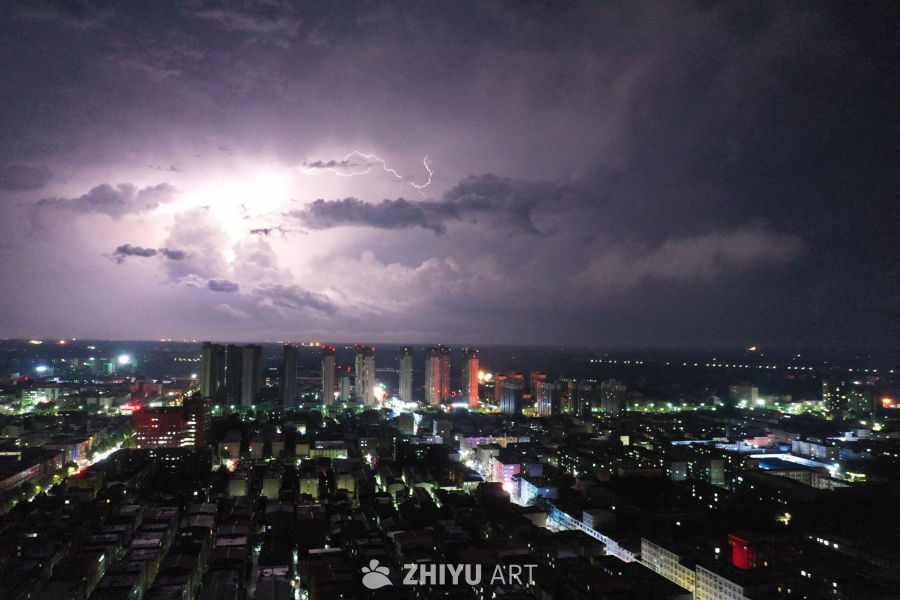 城市夜空下的闪电