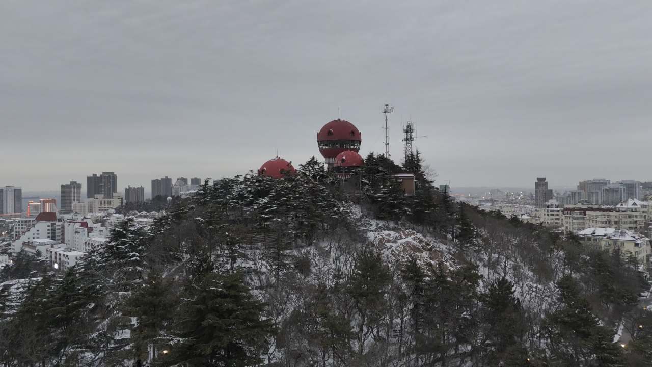 青岛老城区信号山海边雪景航拍 1