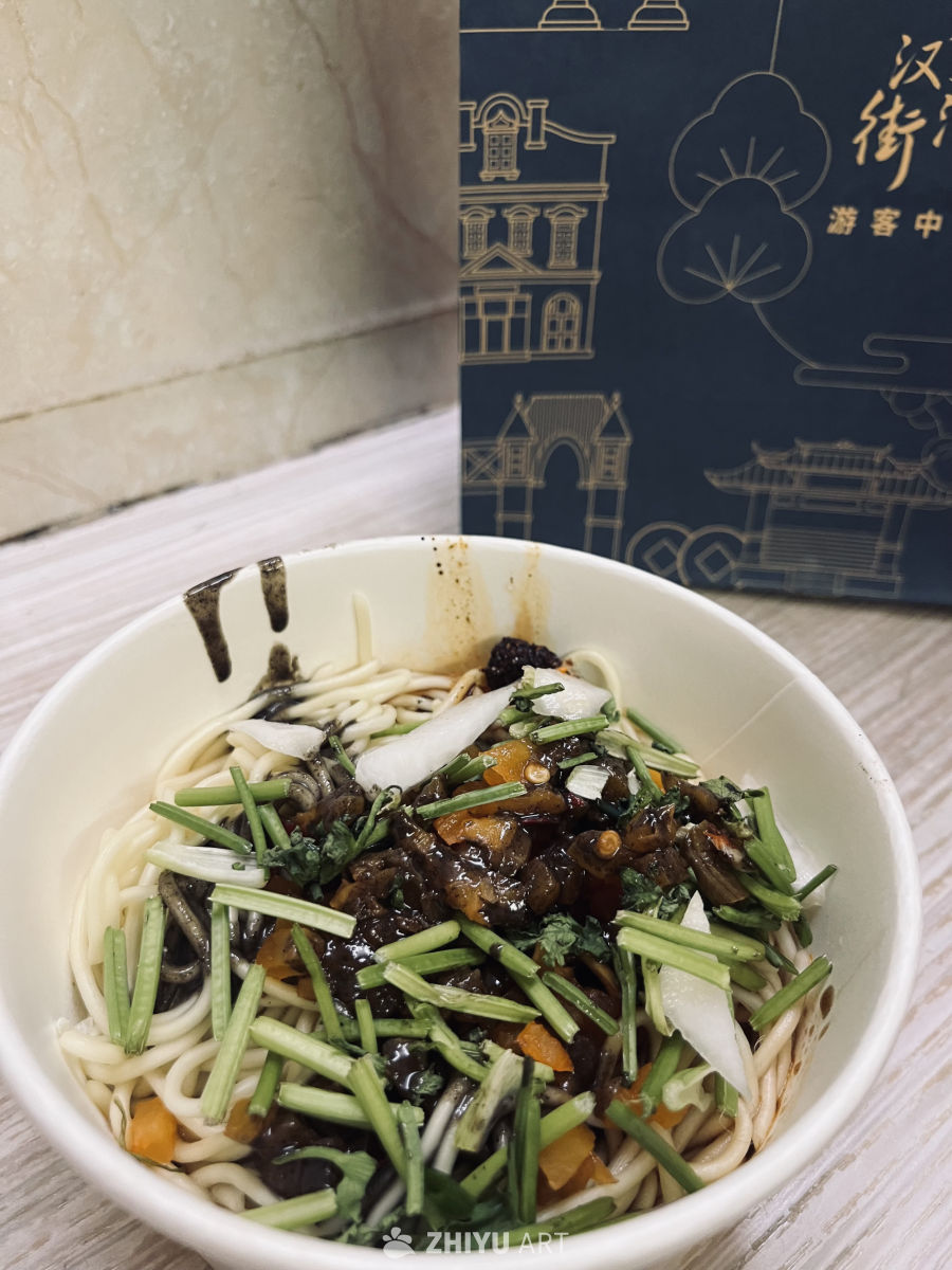 美味面条配新鲜蔬菜