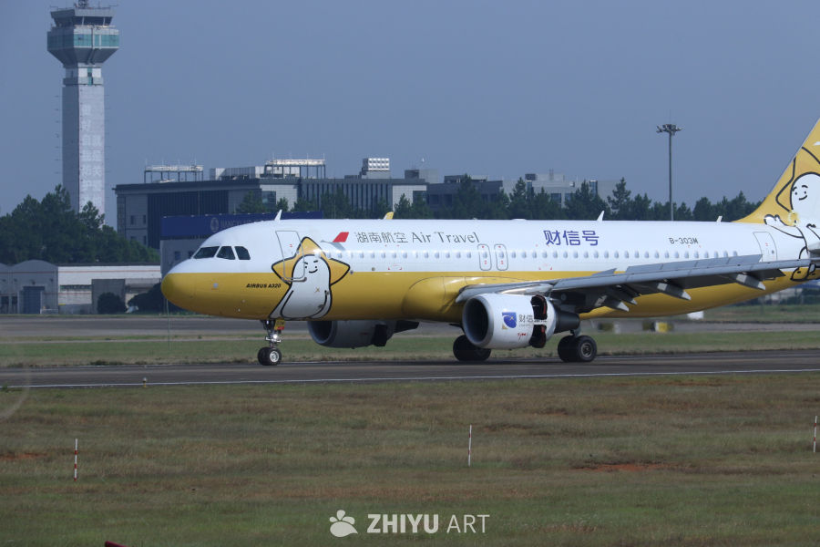 湖南航空A320客机在机场跑道上