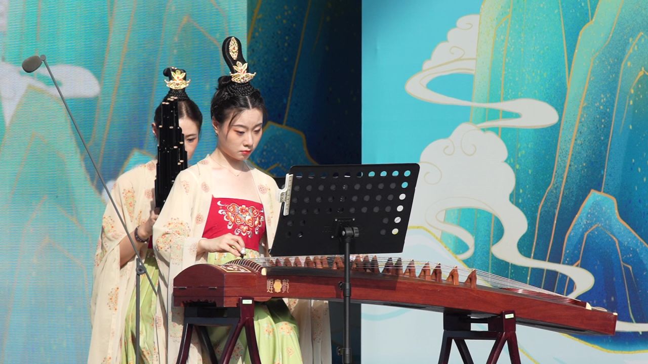 舞台上中国古乐器表演