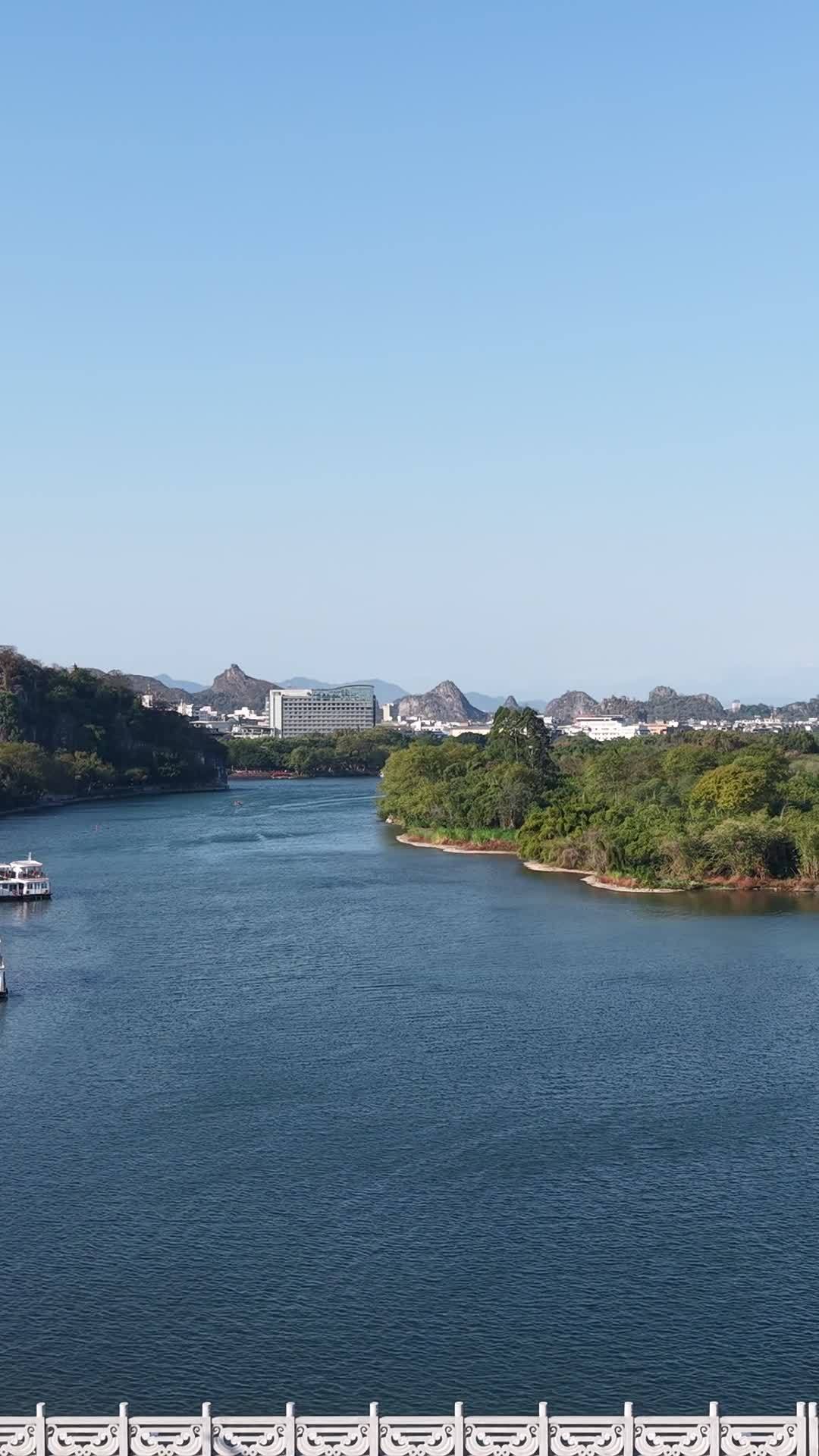 河畔城市的宁静时光