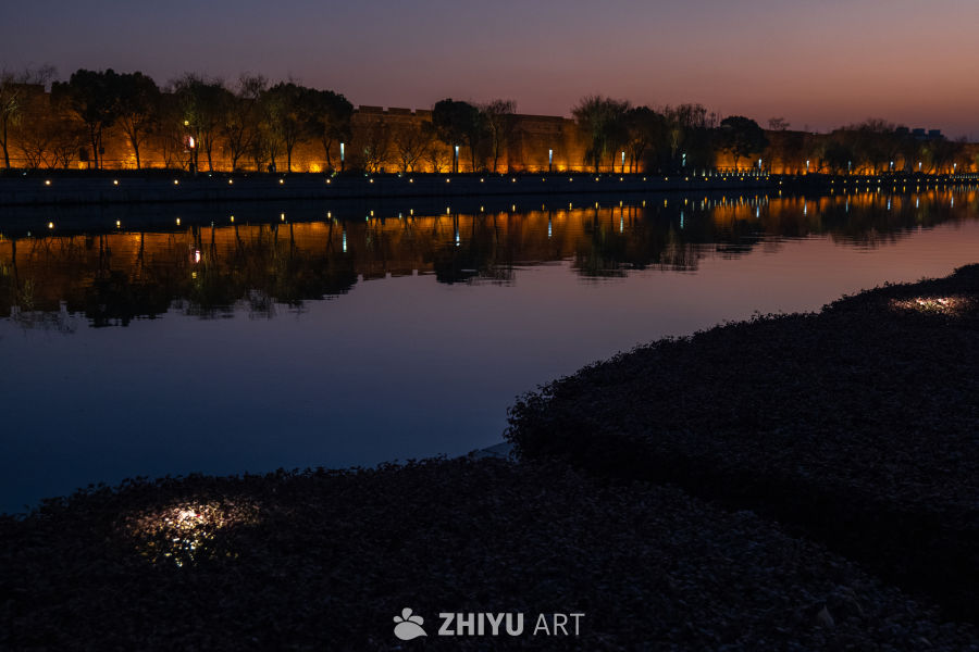 古城夜景：护城河畔的静谧时光