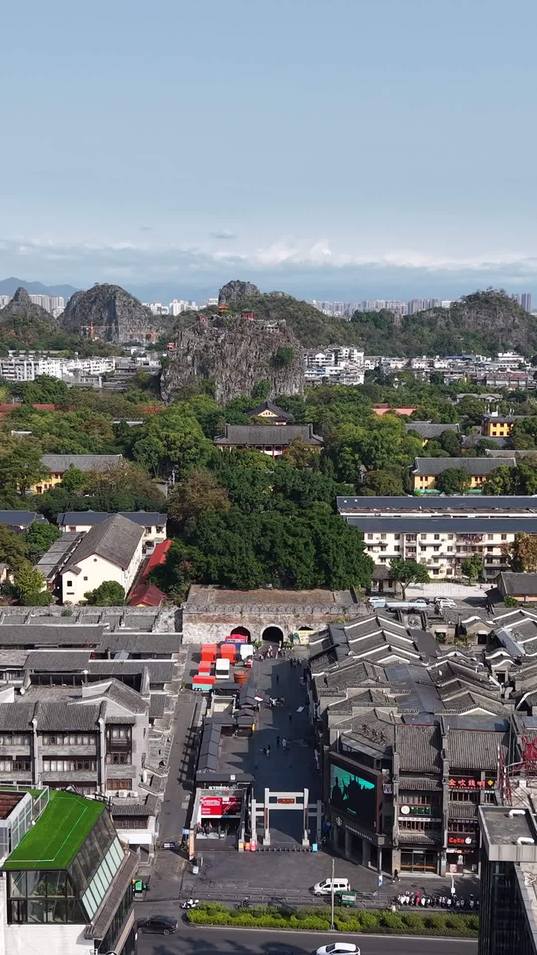 古城山景与市井生活