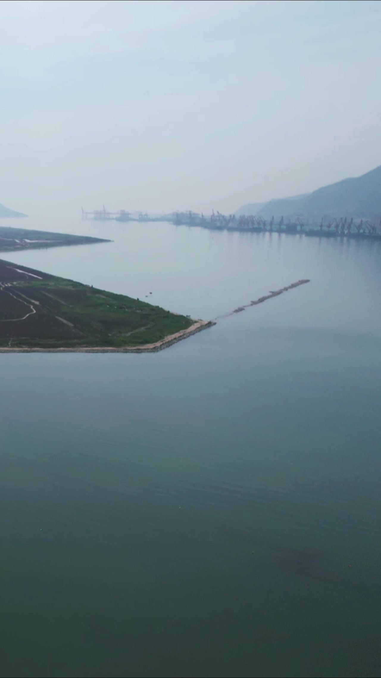 大海海浪沙滩风景浪花竖屏航拍  