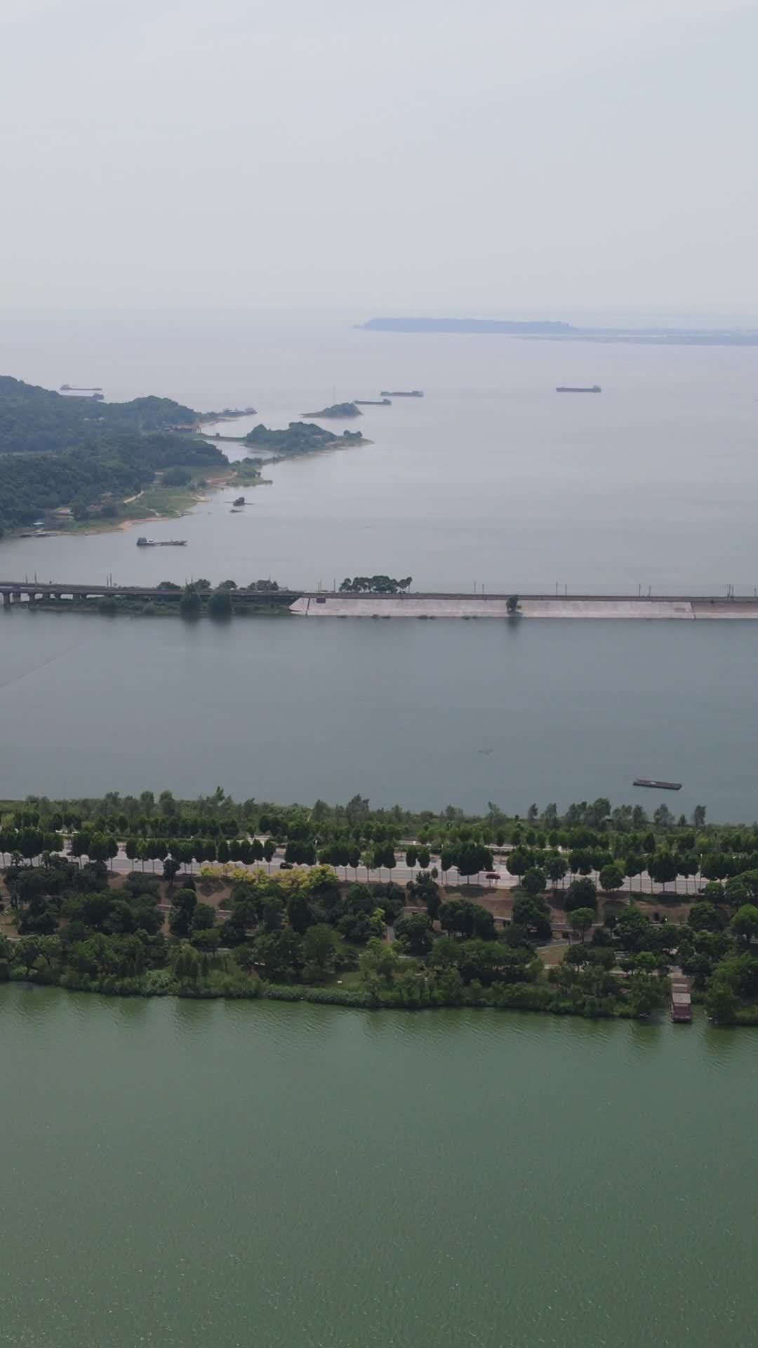 湖畔静谧风光