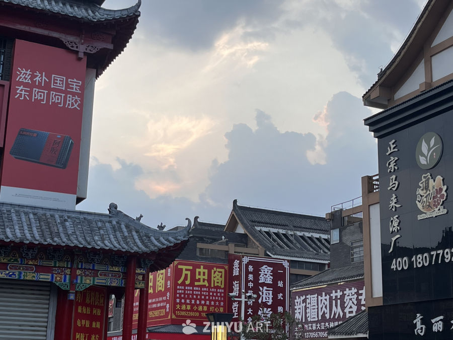 夕阳下的传统商业街