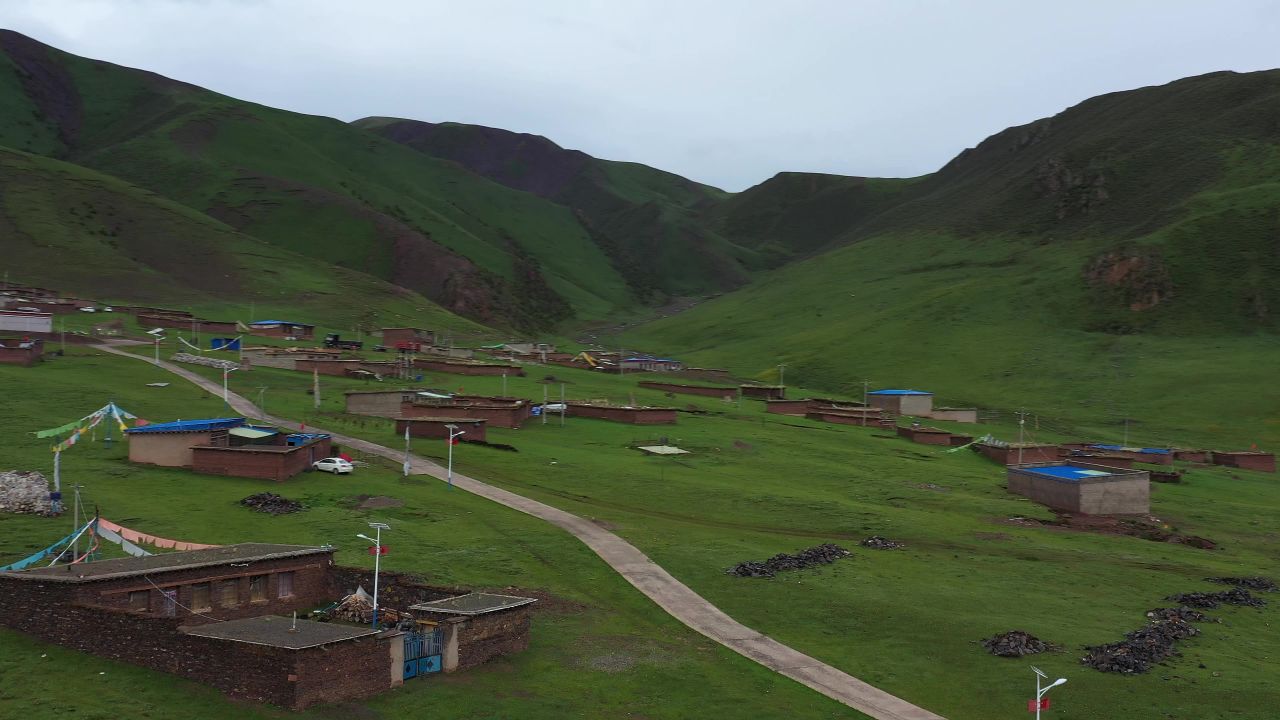 航拍那曲高山草甸上的藏族村庄