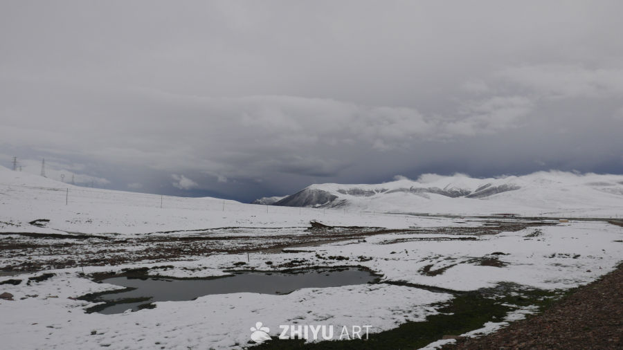 雪山下的宁静河流