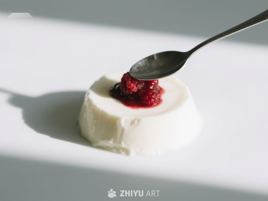 奶油甜点配覆盆子酱