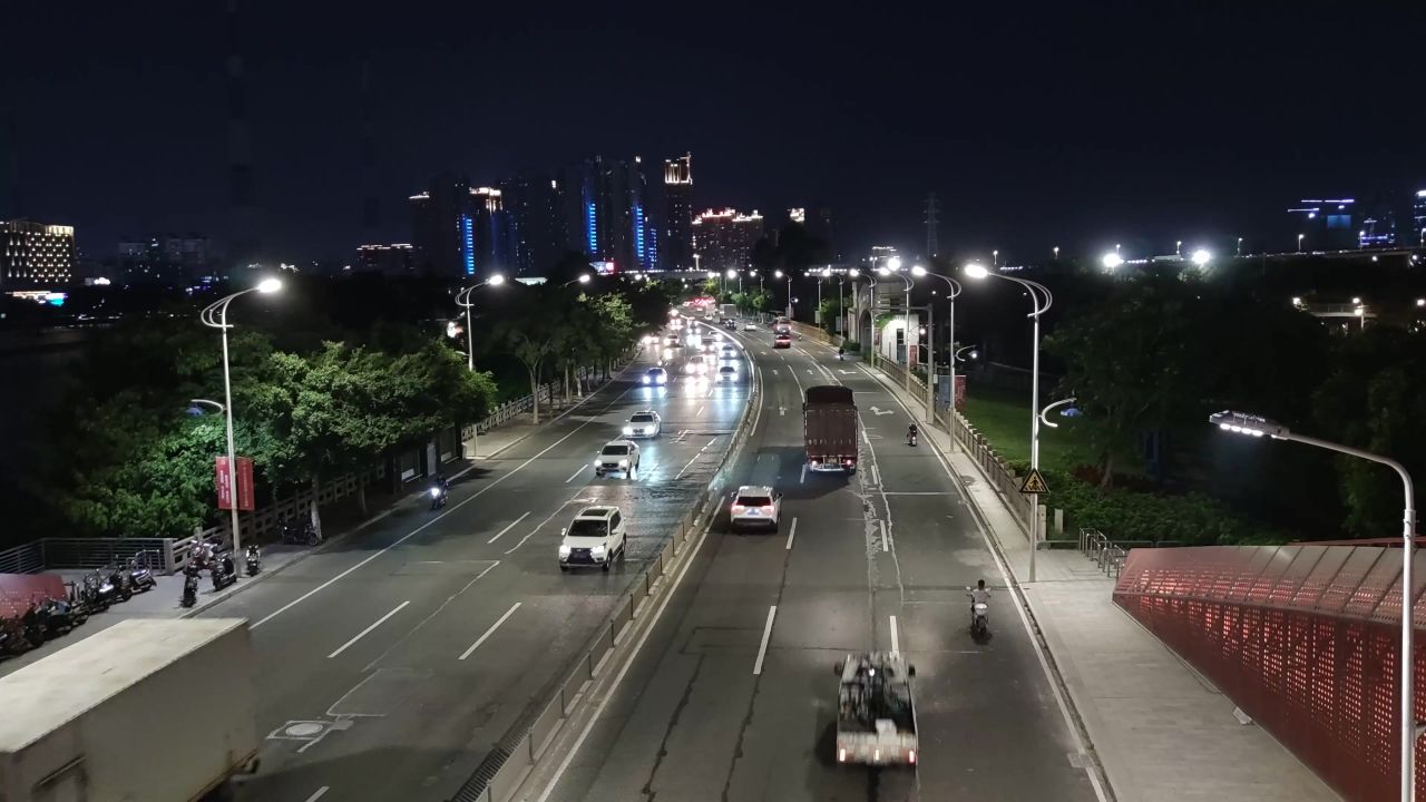 城市交通夜景车辆行驶实拍