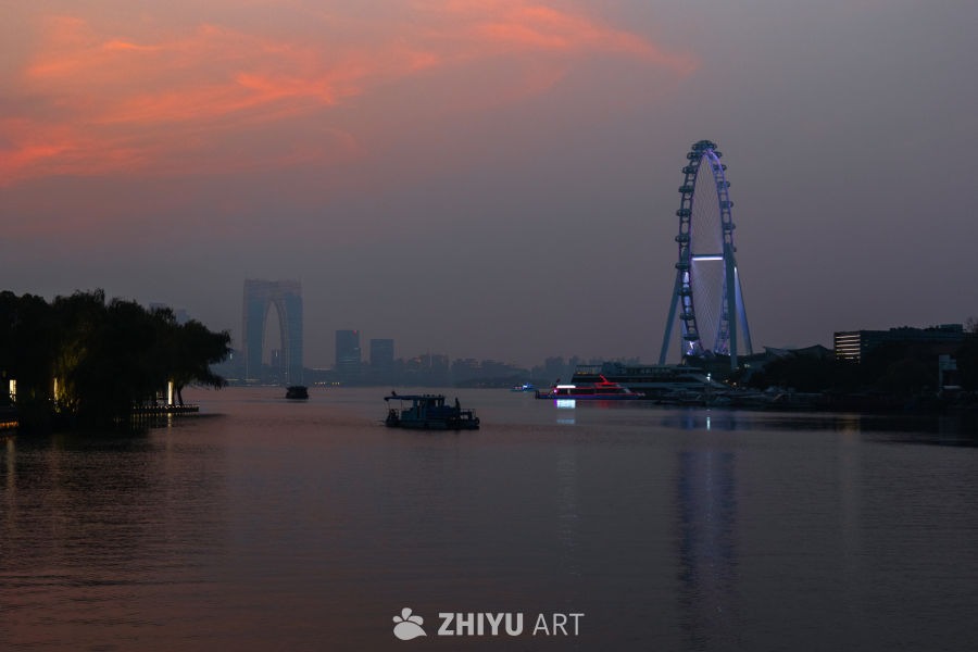 城市夜景中的摩天轮与河流