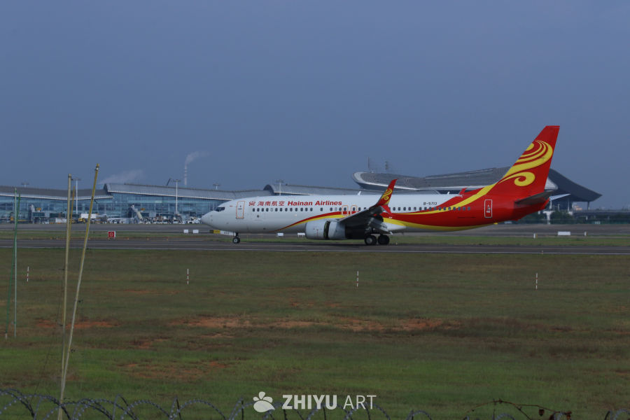 海南航空飞机在机场跑道上