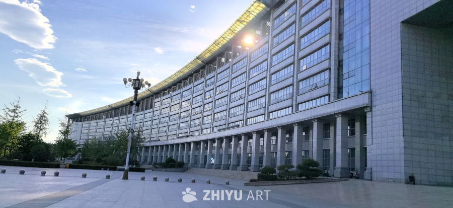 现代建筑与晴朗天空