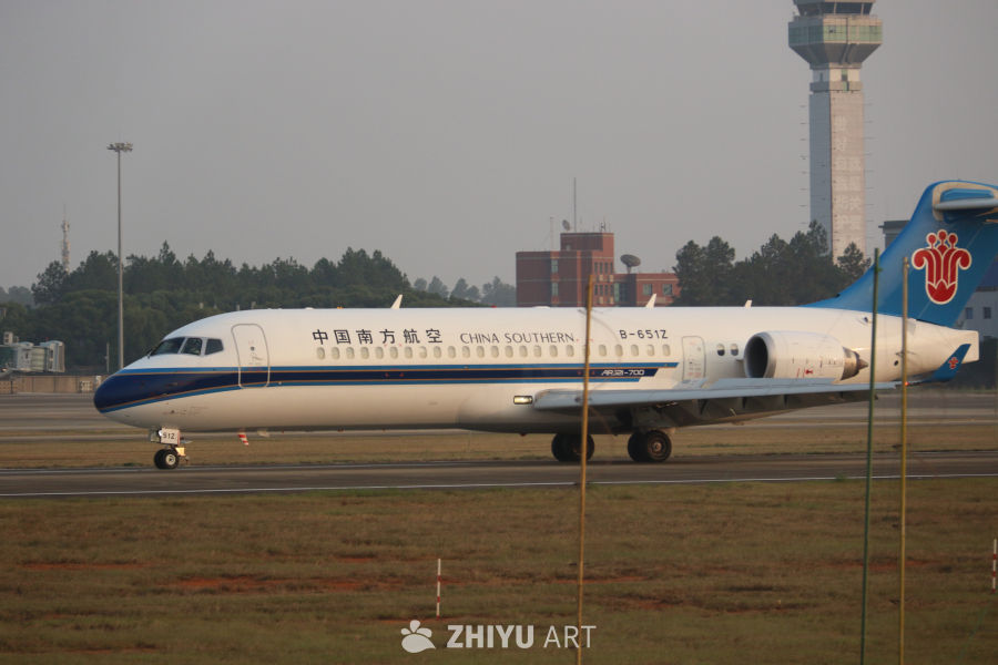 中国南方航空ARJ21-700飞机在机场