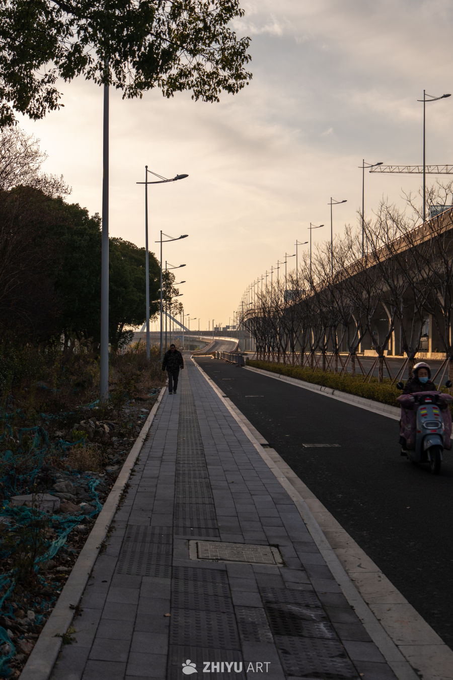 黄昏下的城市步道