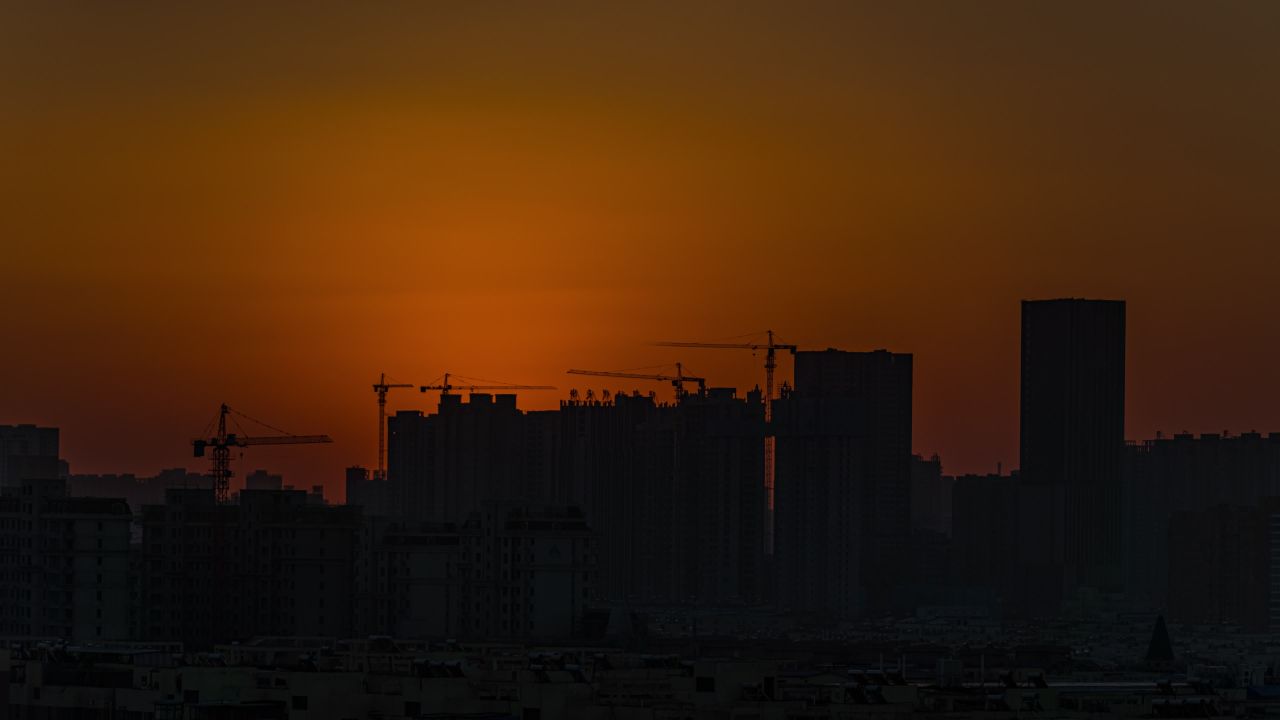 高楼建筑长焦日出