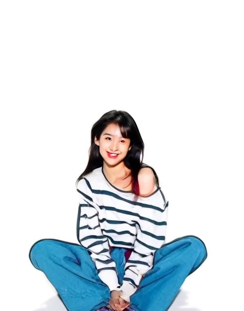 动画少女挥手微笑坐姿图