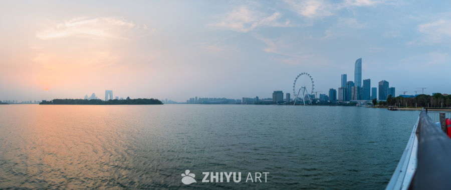 湖畔城市日落风光