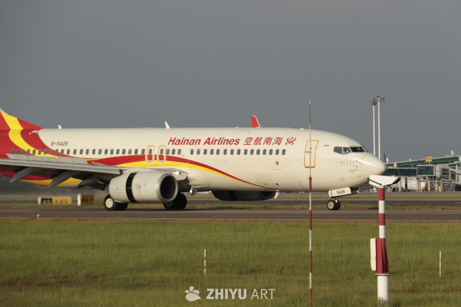 海南航空飞机在机场跑道上