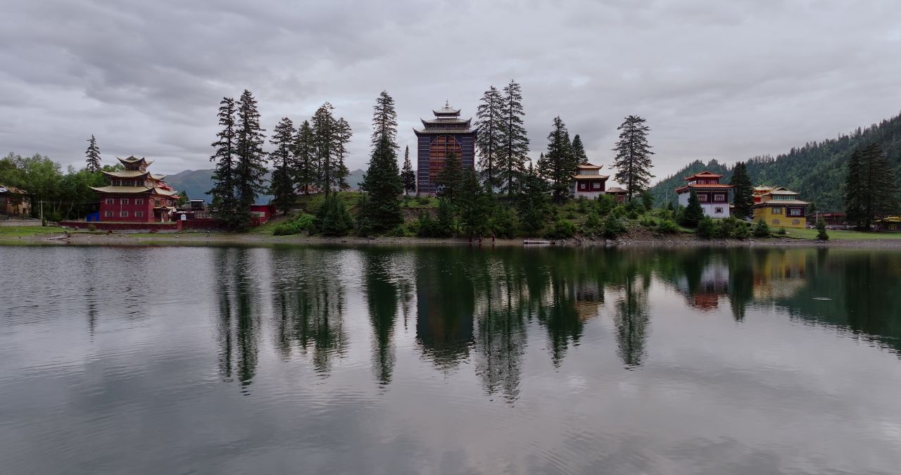 川西措卡湖唯美自然风光特色建筑