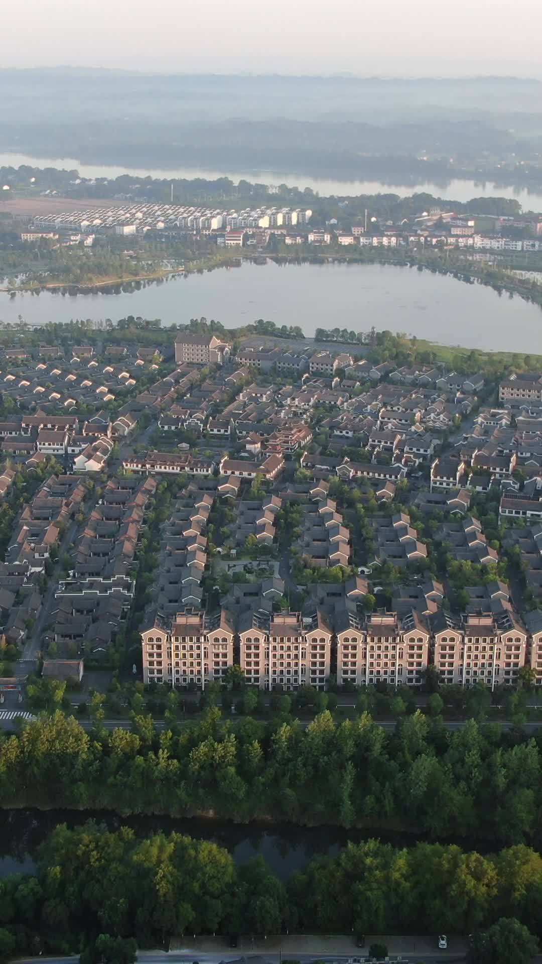 晨曦中的湖畔住宅
