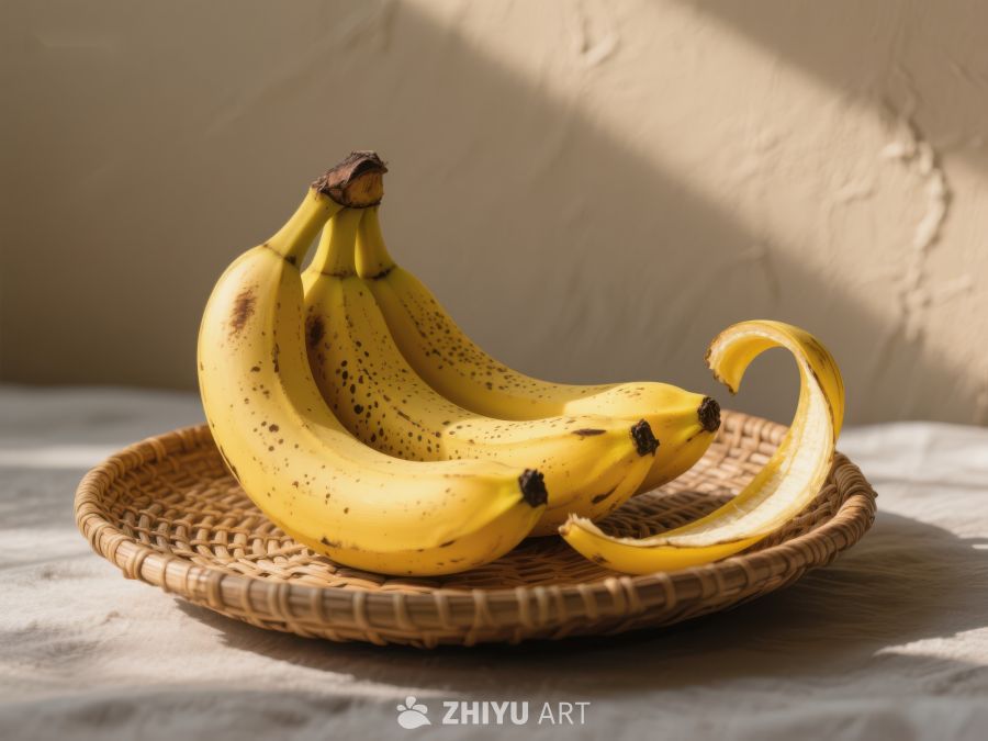 香蕉置于编织篮中，阳光洒落 572