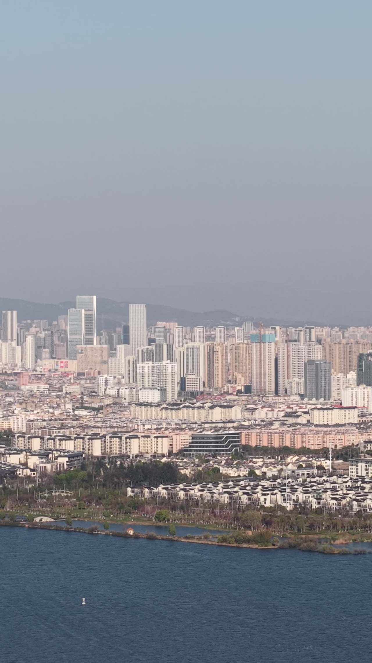 湖畔城市的静谧景色