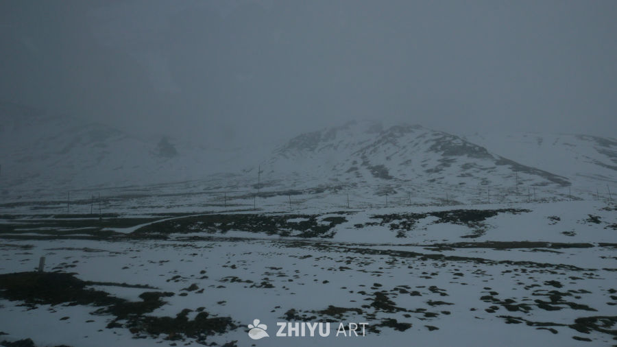 雪覆盖的山丘