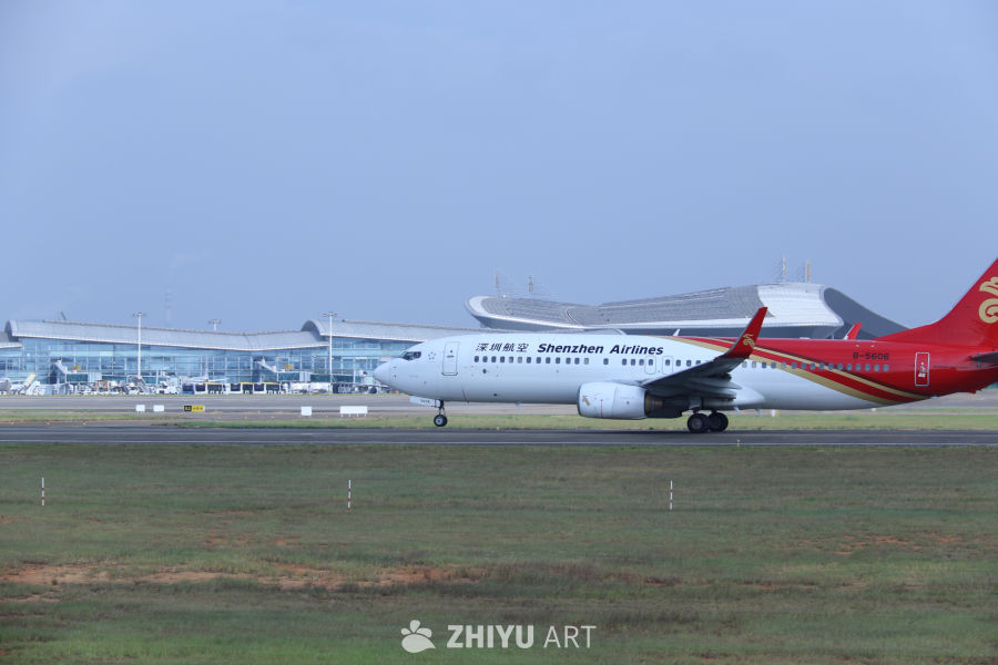 深圳航空飞机在机场跑道上
