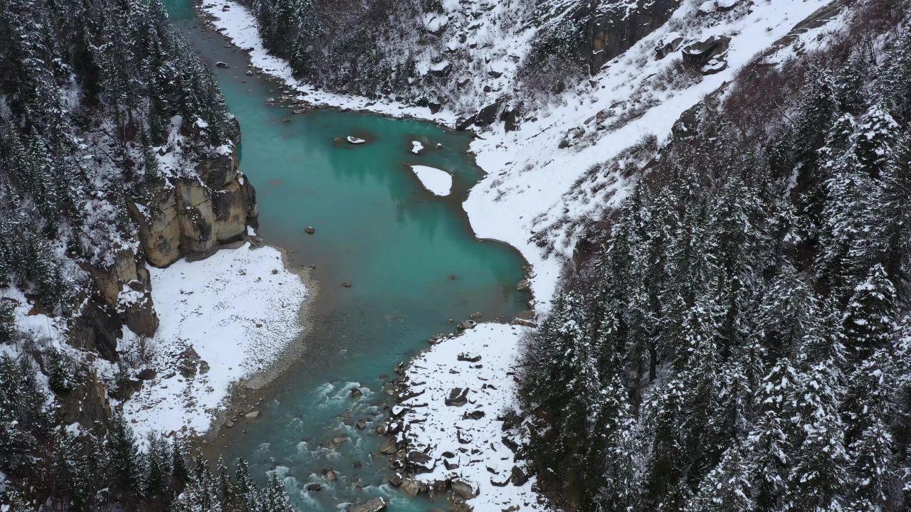 航拍帕隆藏布江河谷雪景