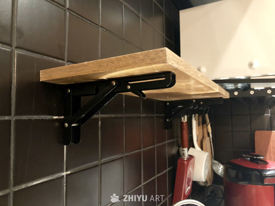 厨房木质搁板与厨具