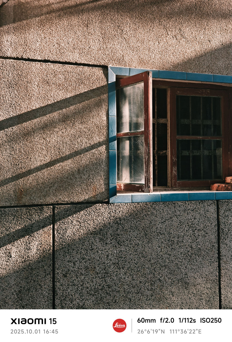 光影中的老旧窗