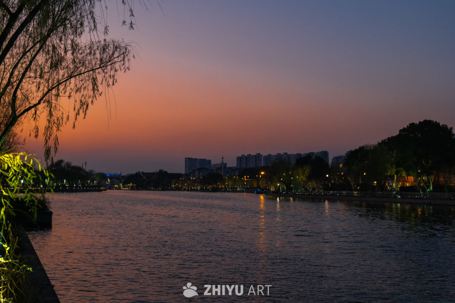 黄昏河畔的城市夜景