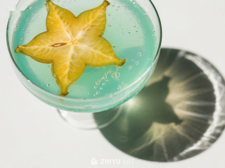 蓝绿色饮品中的星形水果 299