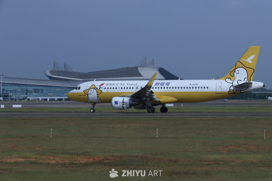 湖南航空卡通主题飞机在机场