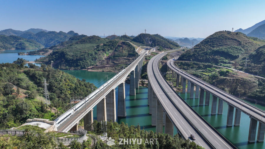 贵州盘兴高铁列车驶过山区 14