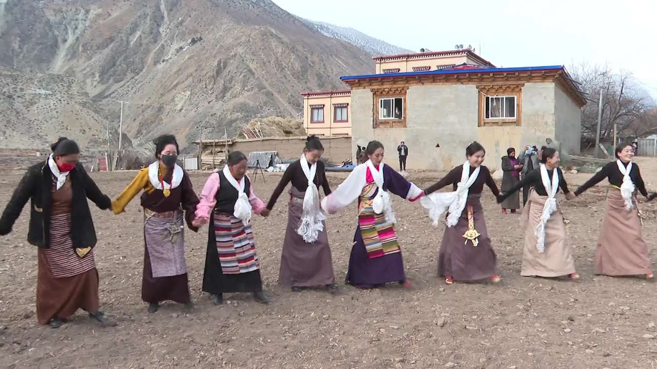 藏族传统服饰舞蹈表演