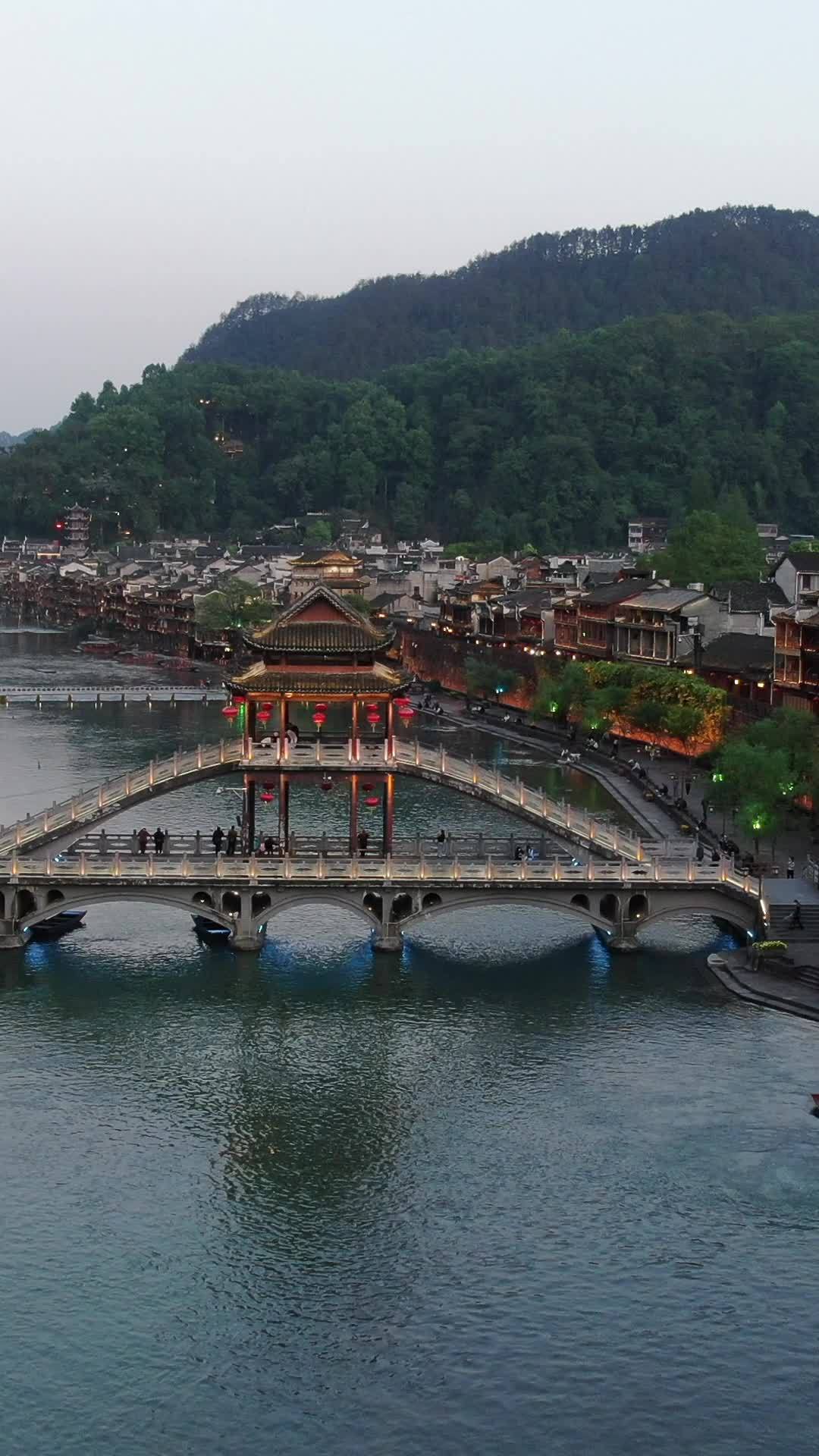 古桥夜景与古镇风情