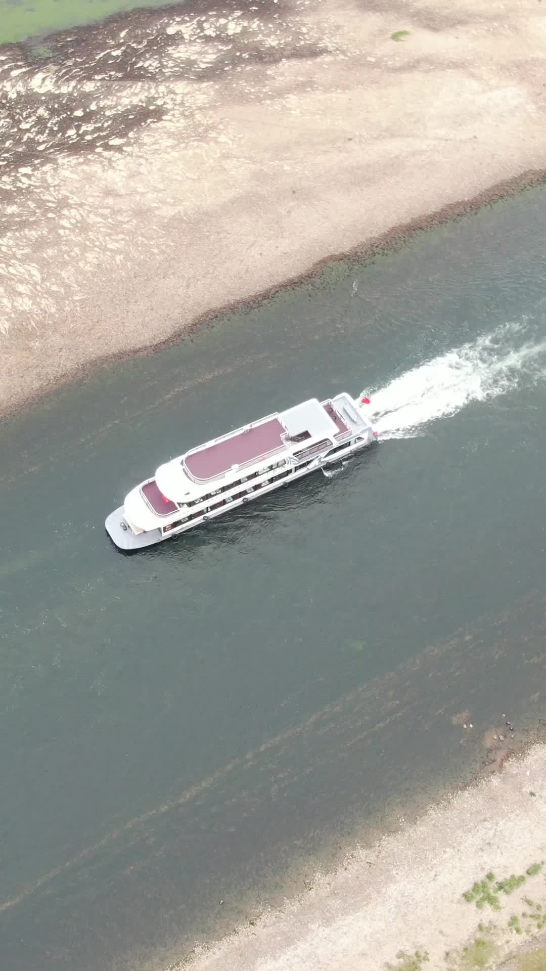 游船在河上疾驰