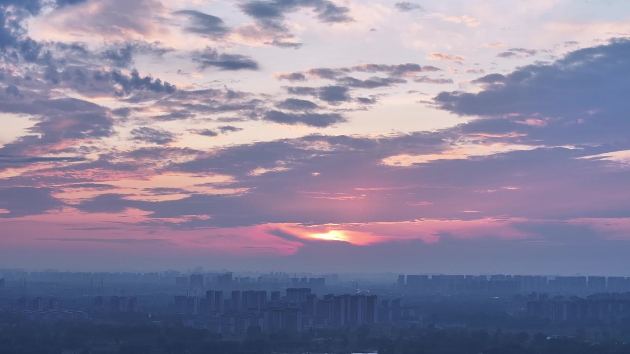 晨曦中的城市剪影