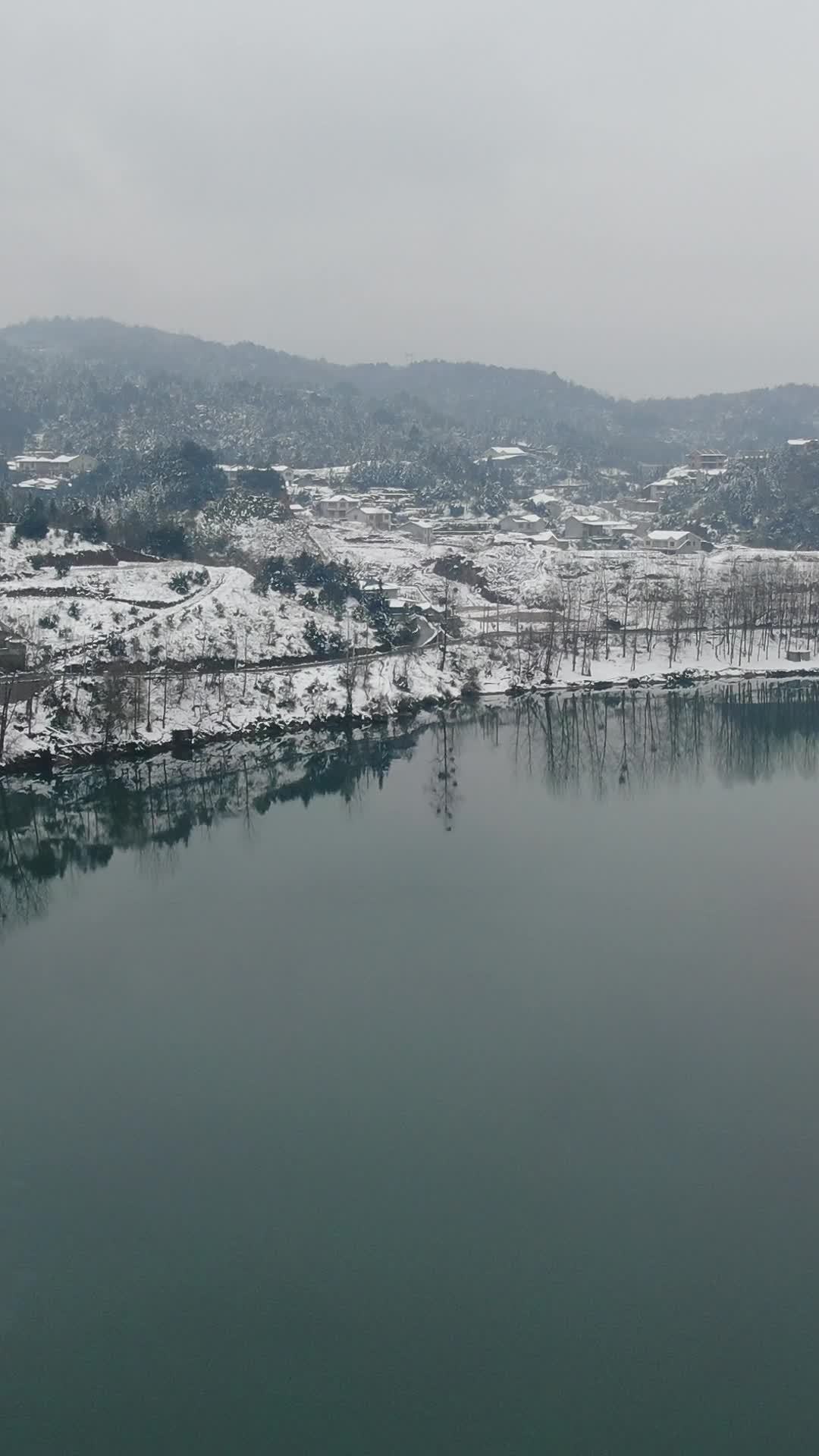 冬日湖畔雪景