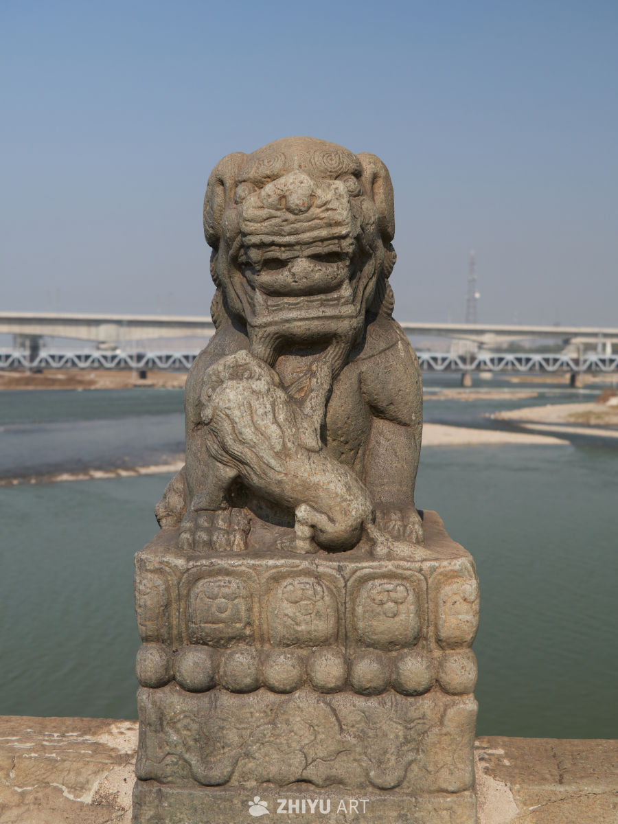 古桥栏板上石雕石狮子展示