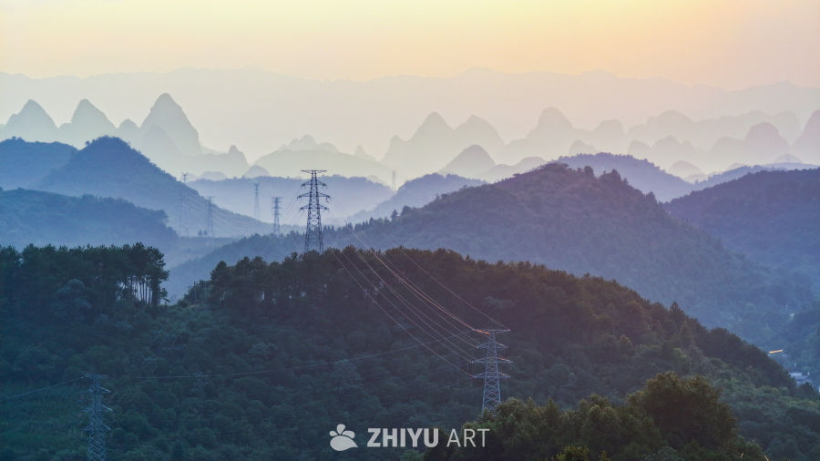晨曦中的山峦与电力
