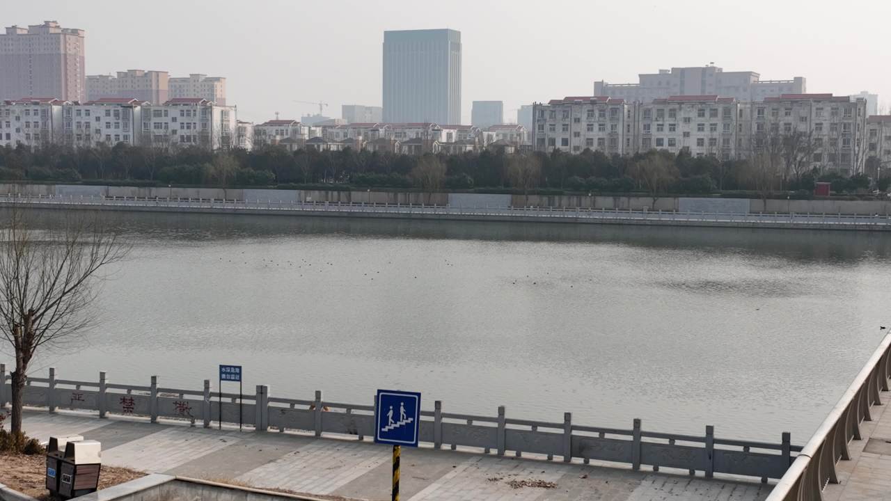 湖畔静谧时光