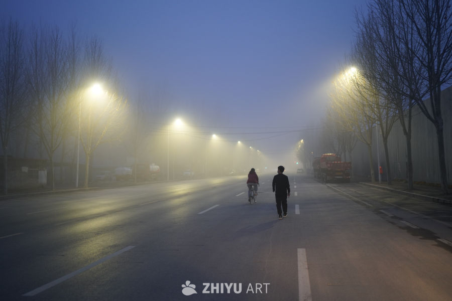 夜幕下的孤独行者