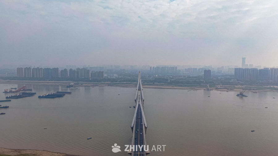 江上大桥与城市天际线