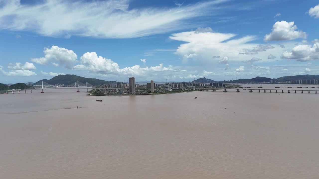 江河与城市的宁静画卷