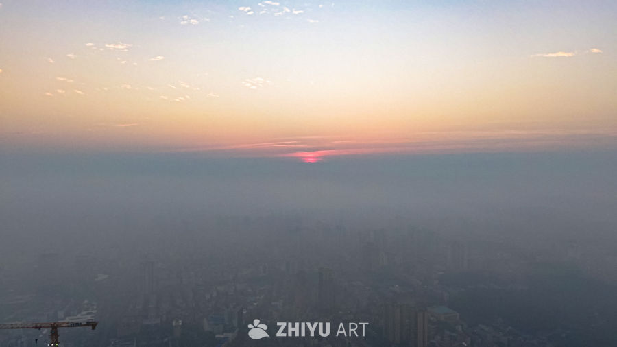 晨雾中的城市日出